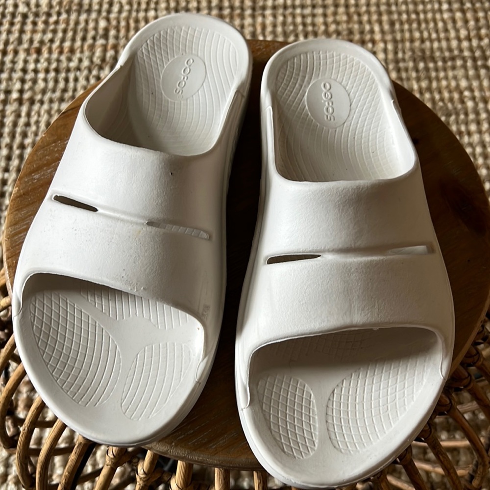 White Oofos Men’s Sz. 11 - like new condition